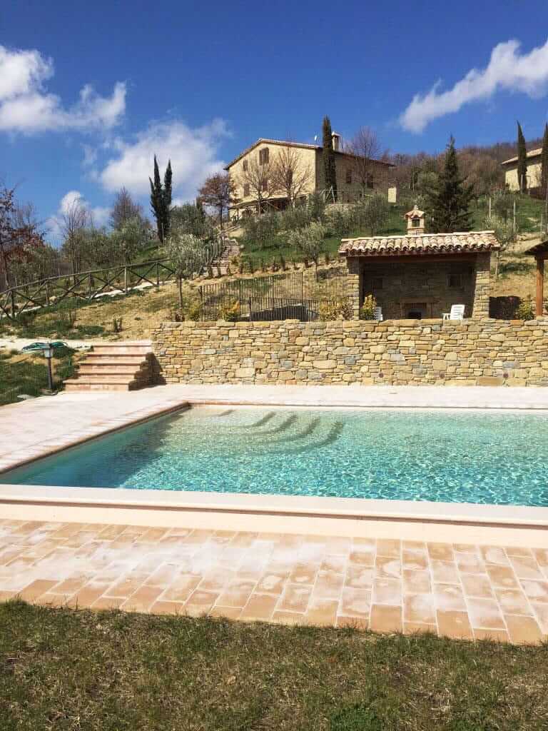 Assisi Maggio 2019 - Veduta dell'agriturismo con la piscina in primo piano