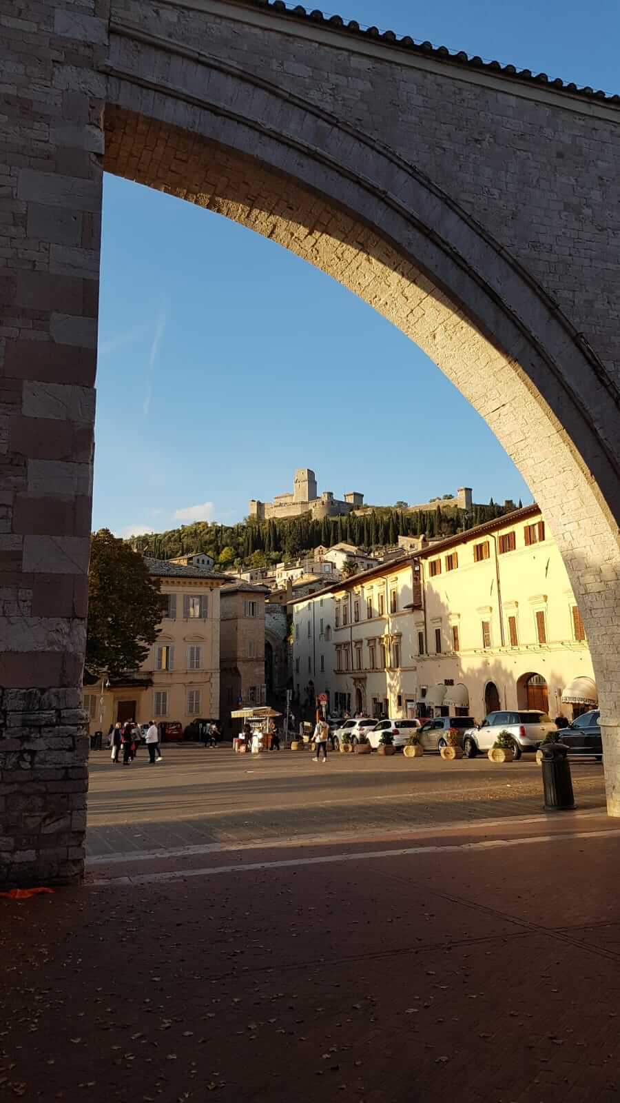 Assisi : vista di una piazza da un arco
