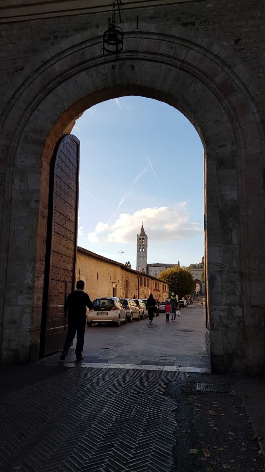 Assisi : veduta da un arco